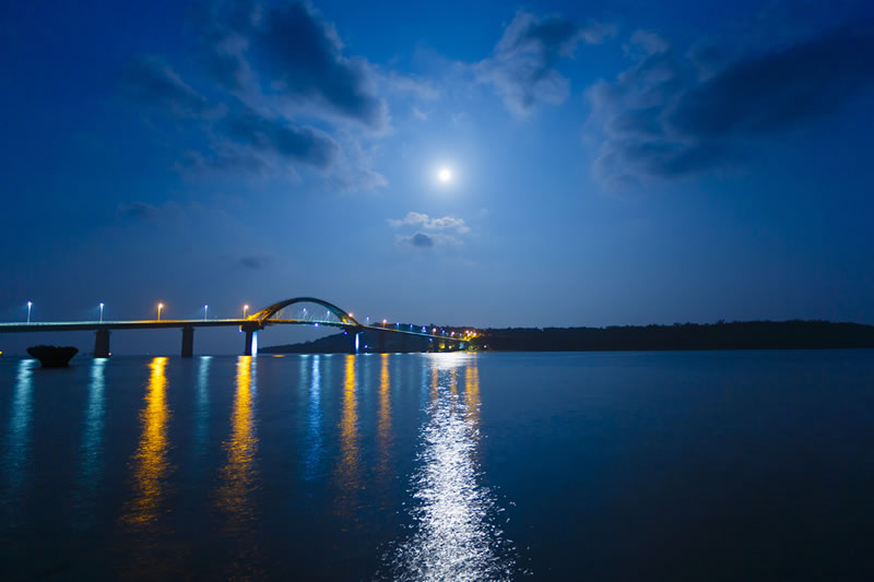 瀬底大橋と月